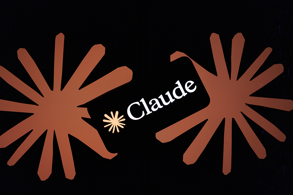 Duas formas de estrela marrom-avermelhada com dez pontas cada, sobre fundo preto. Entre elas, a palavra Claude em branco, precedida por um asterisco bege
