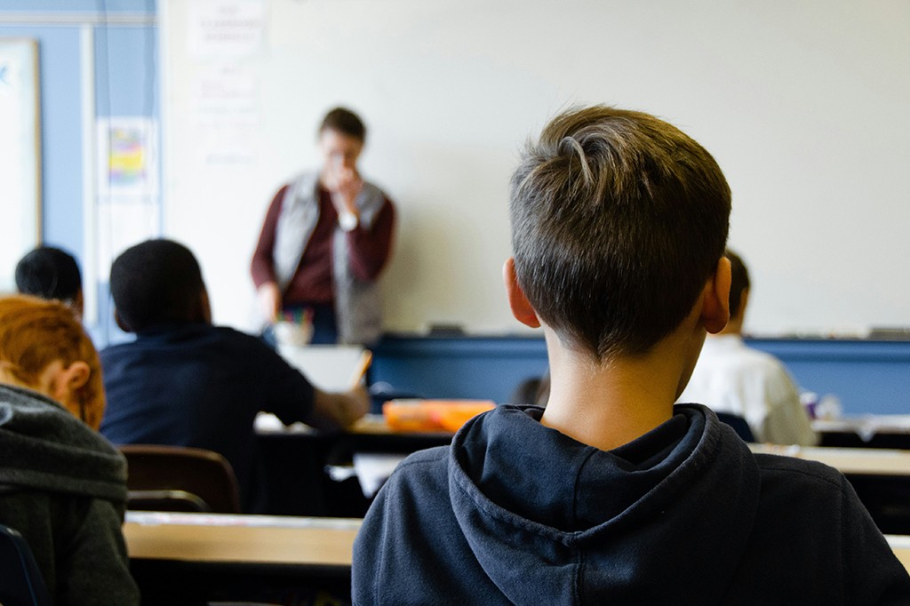 Apenas 37% das escolas brasileiras permitem que alunos usem a IA para estudar