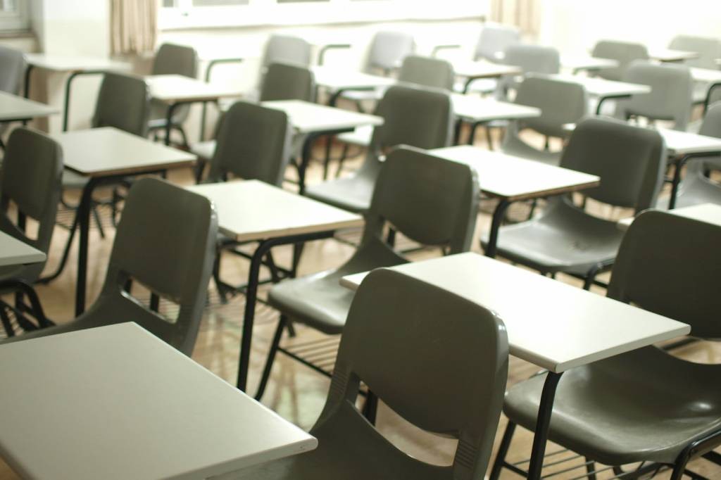 IA já faz parte da rotina de estudantes. Agora escolas estão sendo pressionadas a definir limites de uso